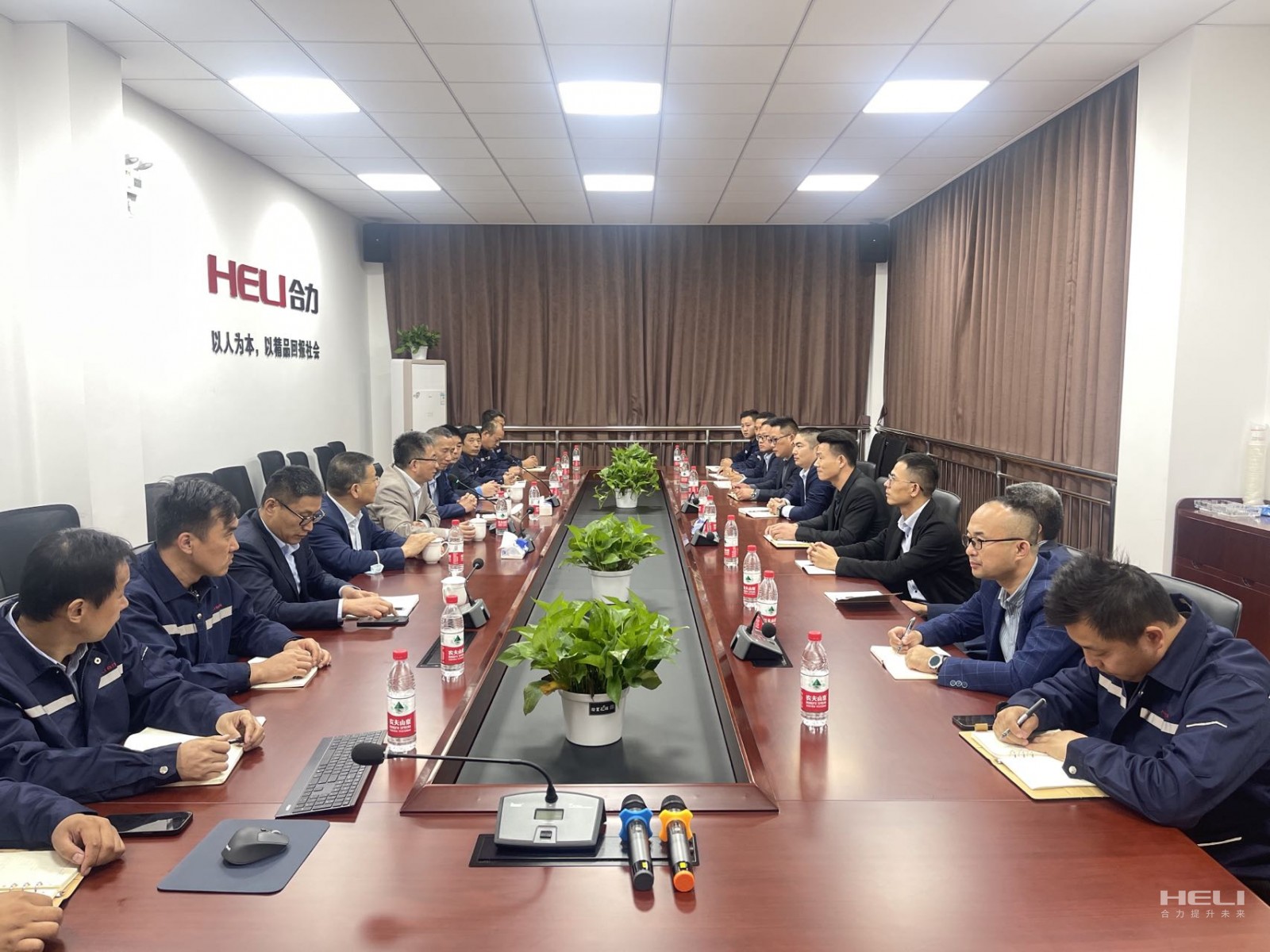 与上海J9.COM昆山、嘉定分公司员工互换座谈.jpg